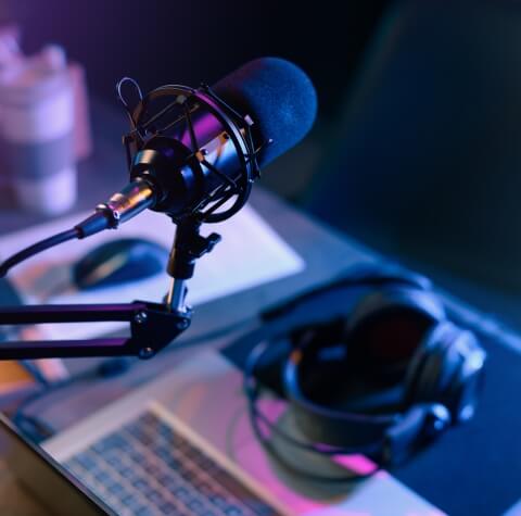 online-live-radio-studio-desk